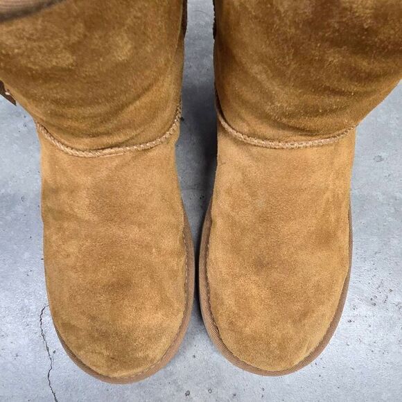 UGG Koolaburra Suede and Shearling Short Boots w/ Bows in Chestnut. Size 8 - Picture 6 of 11